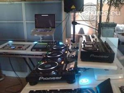 Our MEMBERS can Enlarge : DJ booth outside